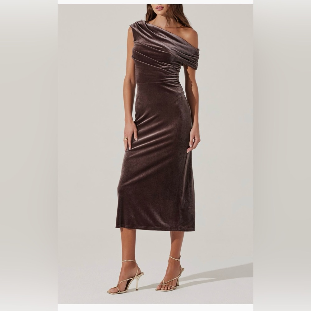 ASTR the label off the shoulder velvet midi dress